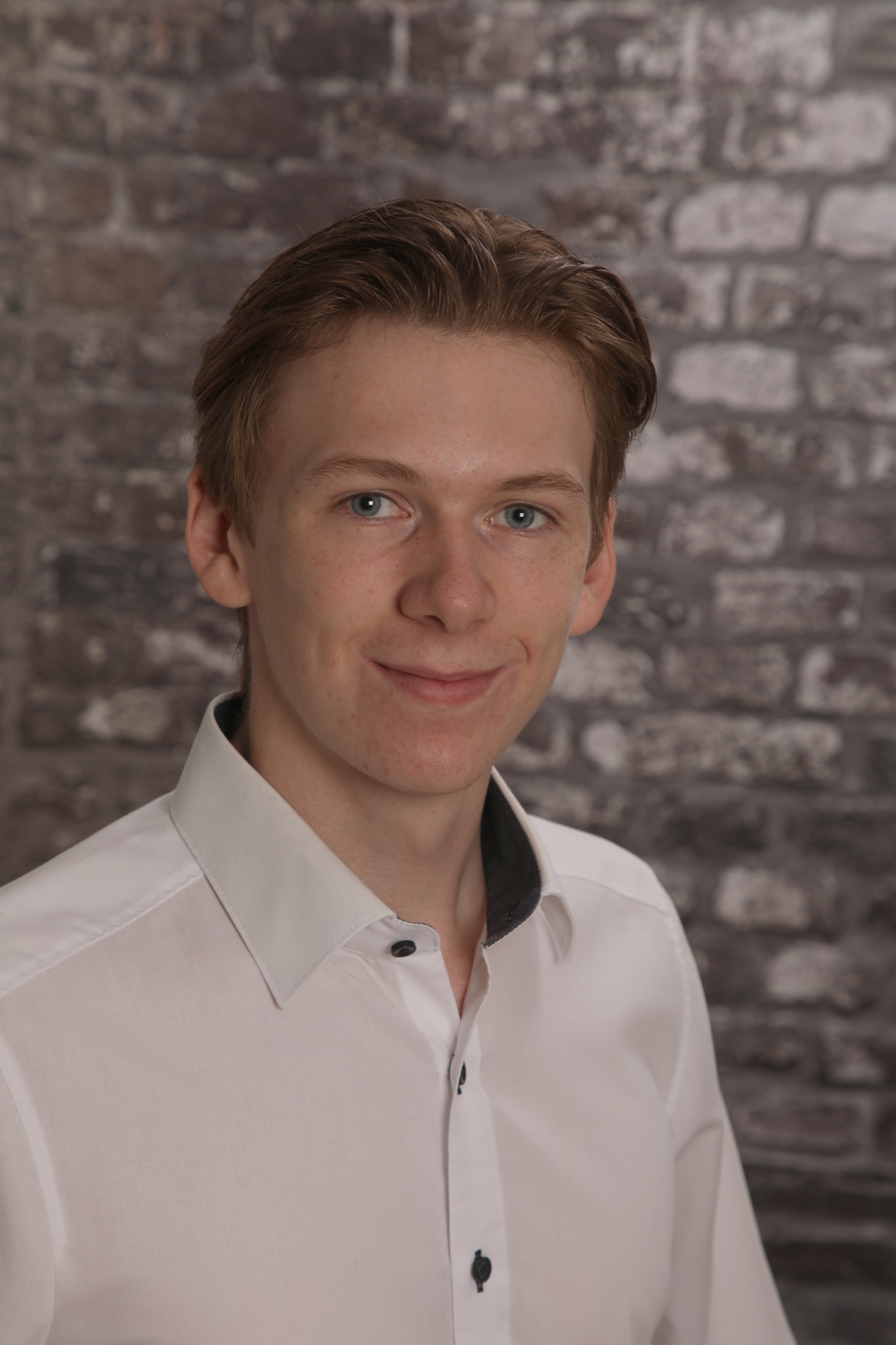 Ausgewählte Aufnahme der Business-Fotosession: Porträt mit freundlichem Lächeln