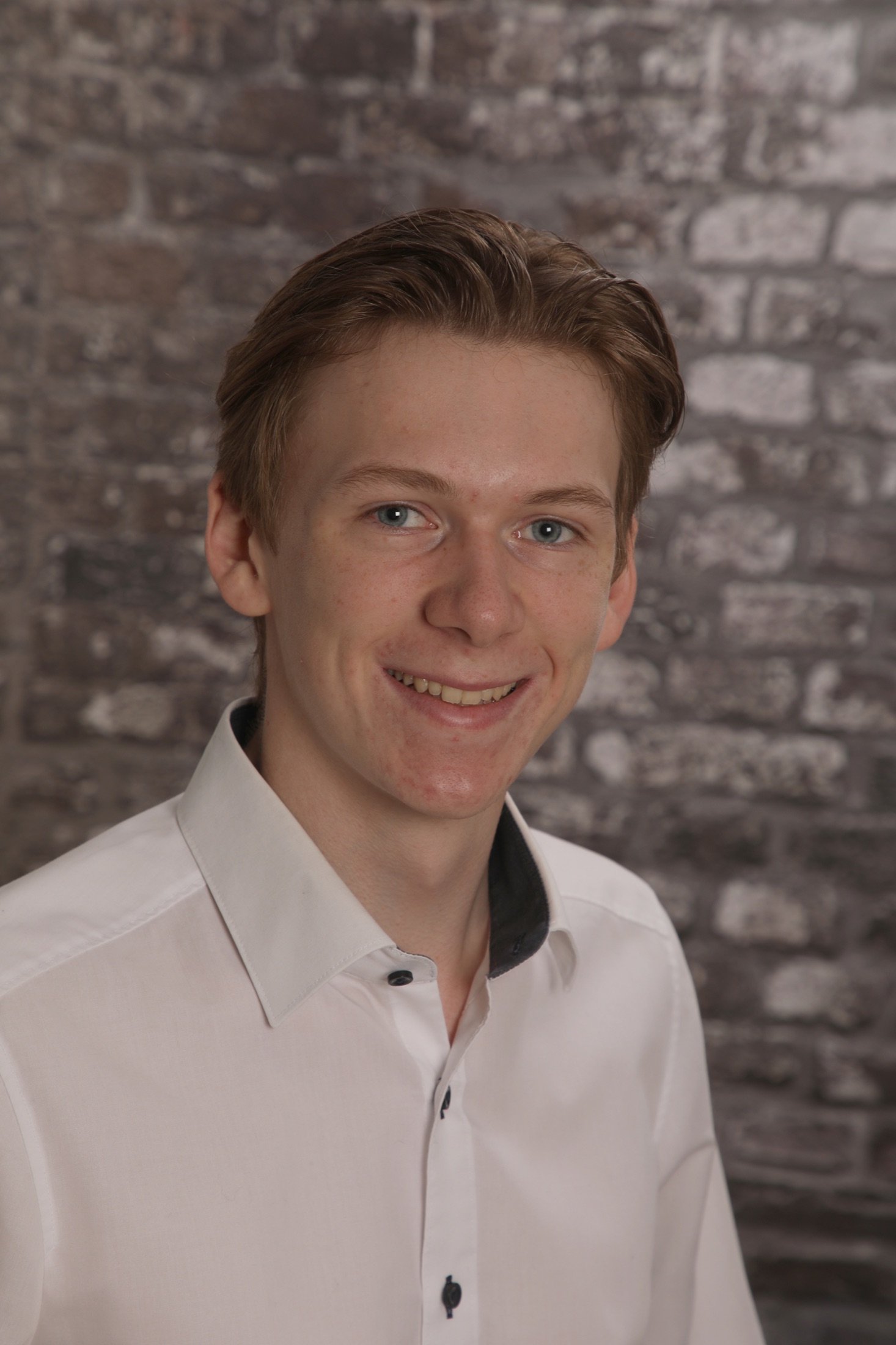 Aufnahme 2 der Business-Fotosession: lächelnder Blick leicht zur Seite