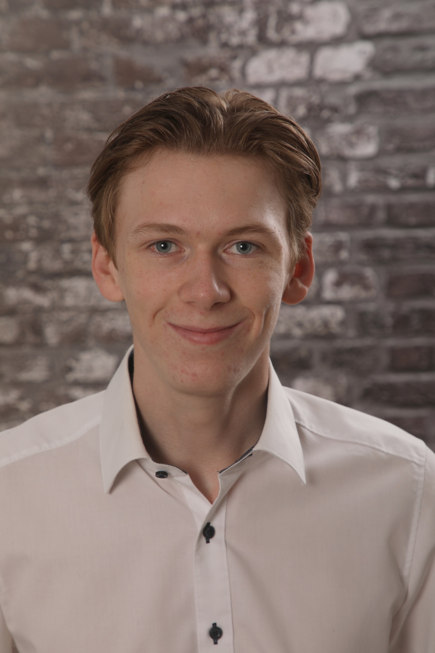 Aufnahme 3 der Business-Fotosession: frontales Porträt mit dezentem Lächeln