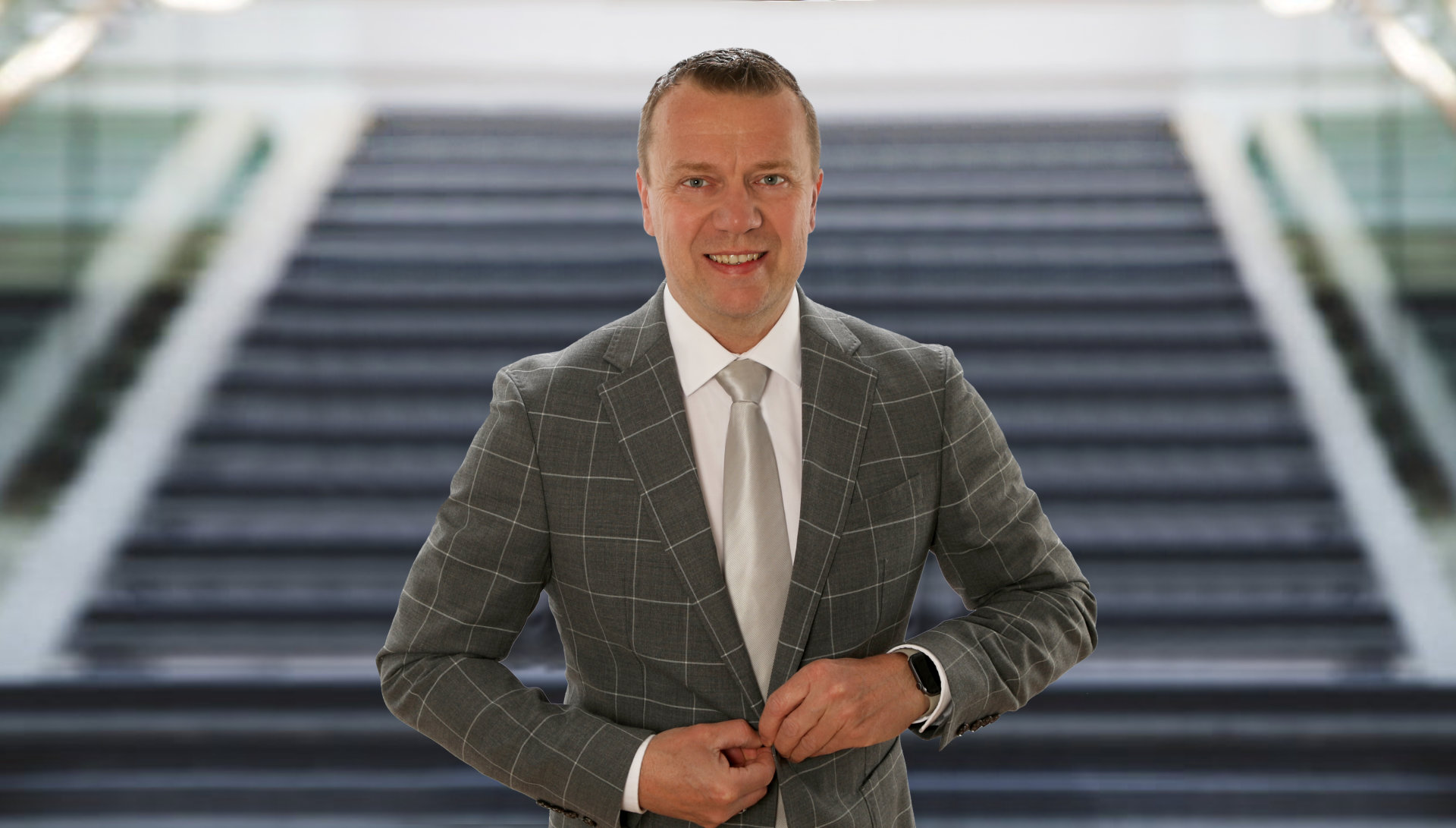 Fotograf Michael Pallgen aus Pulheim im grauen Sakko